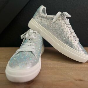 New La Sheelah Women's Silver Rhinestone size 8.5 Sneakers
